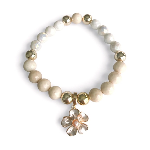 Elegant Gold and Cream Beaded Bracelet with Floral Charm - Picture 4 of 7